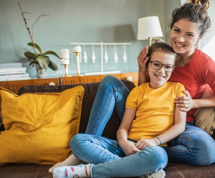 moeder en dochter zitten op de bank