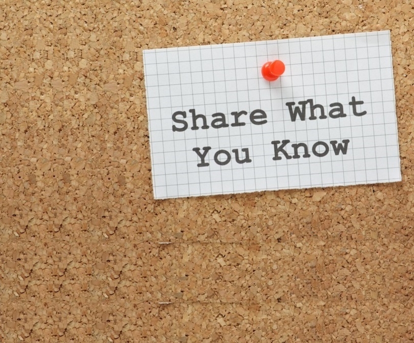 prikbord met een notitie over kennisdelen: share what you know