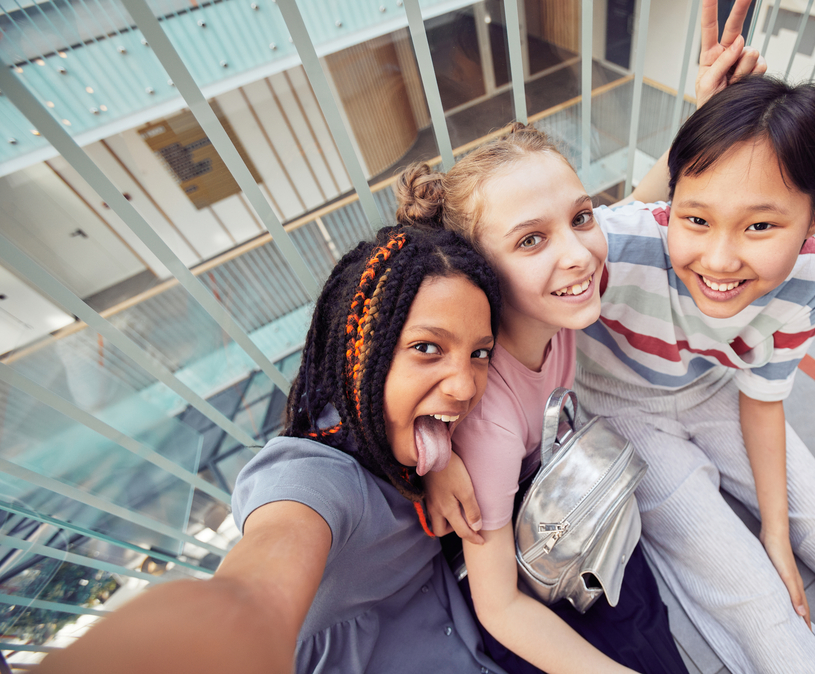 drie meisjes op een balkon maken een selfie